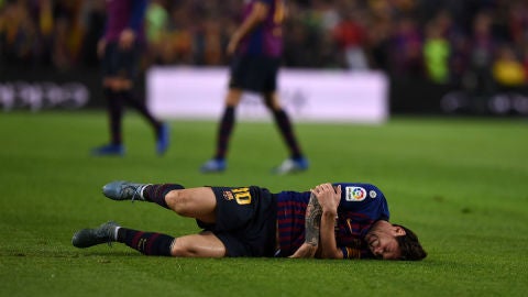 Lionel Messi, tendido en el suelo