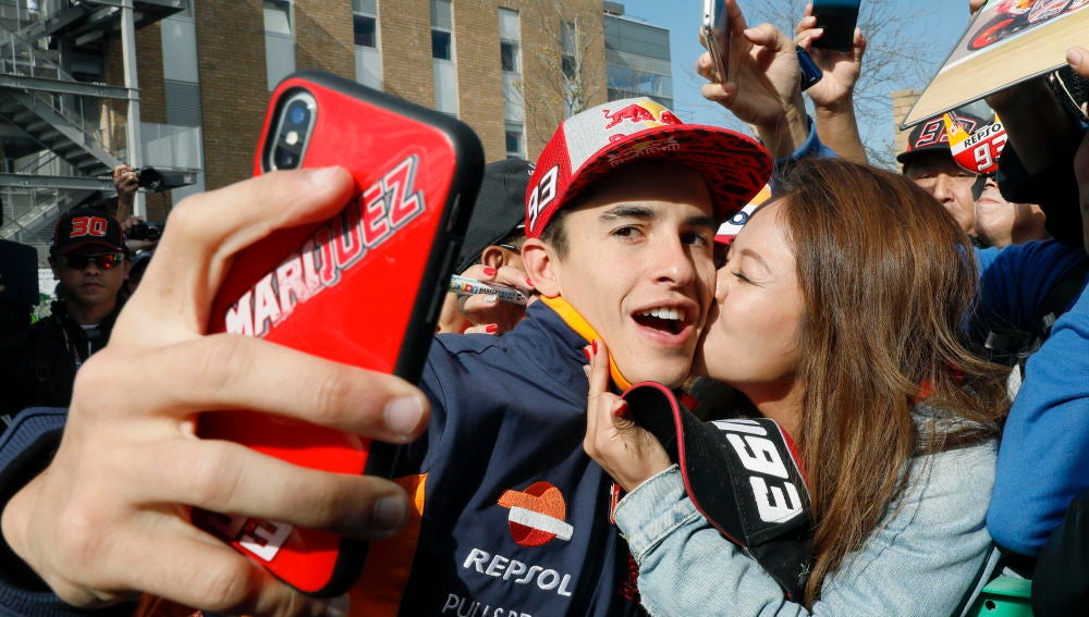 Márquez se hace un 'selfie' con una apasionada fan