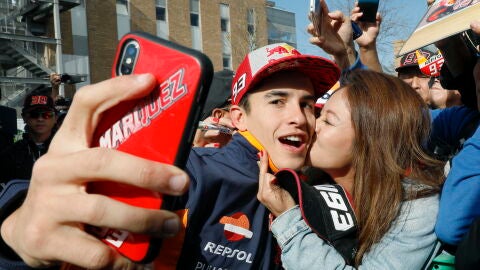 M&aacute;rquez se hace un 'selfie' con una apasionada fan