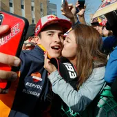 Márquez se hace un 'selfie' con una apasionada fan Márquez se hace un 'selfie' con una apasionada fan