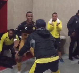 Maradona baila con sus jugadores del Dorados de Sinaloa Maradona baila con sus jugadores del Dorados de Sinaloa