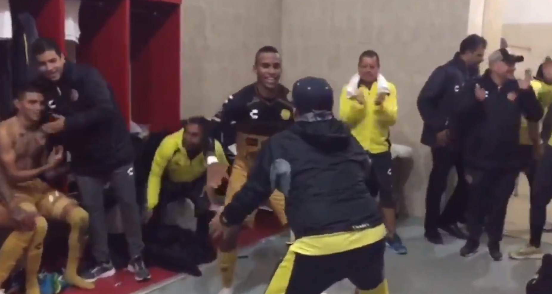 Maradona, con una muleta, se pone a bailar con el triunfo del Dorados Maradona, con una muleta, se pone a bailar con el triunfo del Dorados