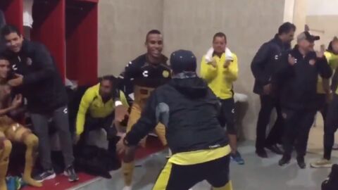 Maradona baila con sus jugadores del Dorados de Sinaloa