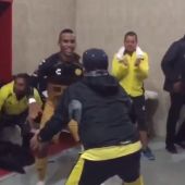 Maradona baila con sus jugadores del Dorados de Sinaloa