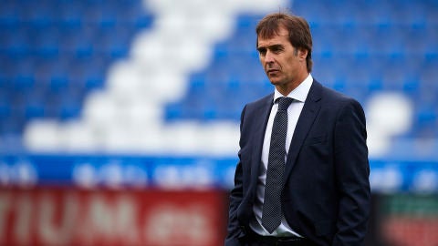 Julen Lopetegui, pensativo antes de un partido