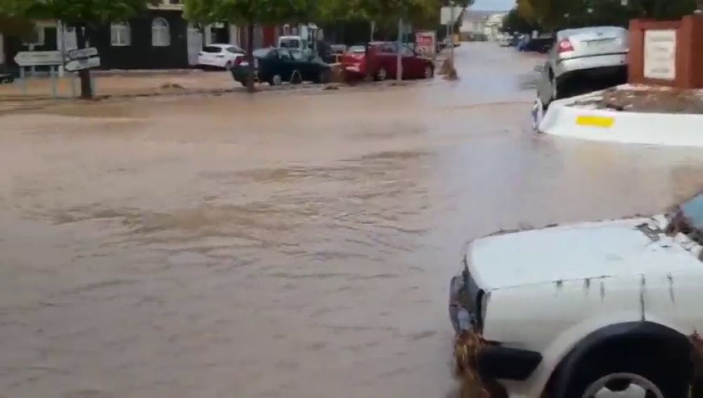 Las fuertes lluvias en el municipio malagueño de Campillos dejan a decenas de personas atrapadas