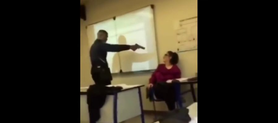 Graban a un joven de 16 años amenazando a su profesora con una pistola para que le quitara la falta por llegar tarde a clase Graban a un joven de 16 años amenazando a su profesora con una pistola para que le quitara la falta por llegar tarde a clase