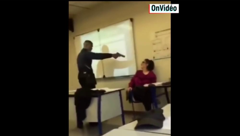 Graban a un joven de 16 años amenazando a su profesora con una pistola para que le quitara la falta por llegar tarde a clase