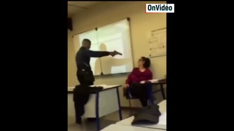 Graban a un joven de 16 a&ntilde;os amenazando a su profesora con una pistola para que le quitara la falta por llegar tarde a clase