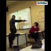 Graban a un joven de 16 años amenazando a su profesora con una pistola para que le quitara la falta por llegar tarde a clase