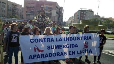 Representantes de la asociaci&oacute;n Aparadoras Elche en la romer&iacute;a de San Crisp&iacute;n
