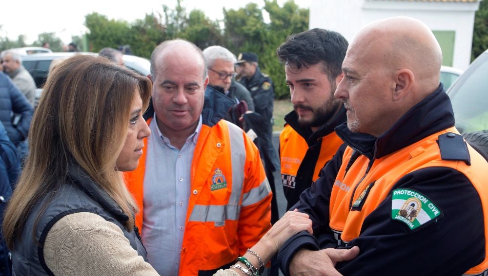 La presidenta de la Junta de Andalucía, Susana Díaz, saluda a miembros de Protección Civil en el Consorcio Provincial de Bomberos de Antequera