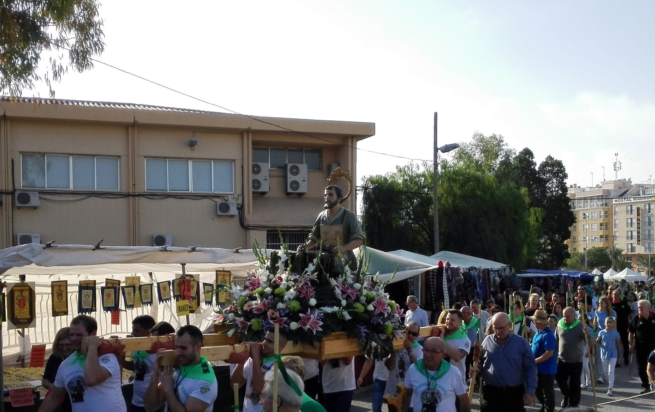 Elche celebra de forma masiva la romería en honor al patrón de los zapateros: San Crispín Elche celebra de forma masiva la romería en honor al patrón de los zapateros: San Crispín