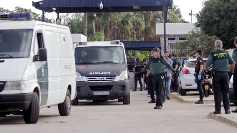 Efectivos de la Guardia Civil y Polic&iacute;a Nacional trasladan a los migrantes de origen subsahariano tras el salto