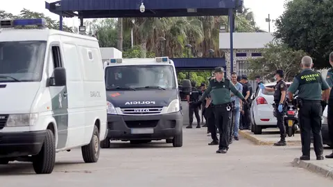 Efectivos de la Guardia Civil y Policía Nacional trasladan a los migrantes de origen subsahariano tras el salto Efectivos de la Guardia Civil y Policía Nacional trasladan a los migrantes de origen subsahariano tras el salto