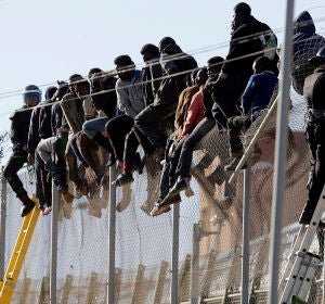 Varios subsaharianos en el vallado entre Melilla y Marruecos. Varios subsaharianos en el vallado entre Melilla y Marruecos.