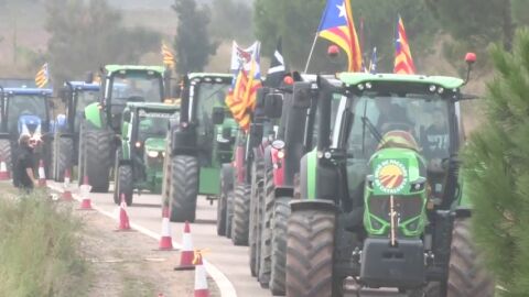 Cientos de tractores se manifestan en Lladoners para pedir la libertad de los pol&iacute;ticos presos