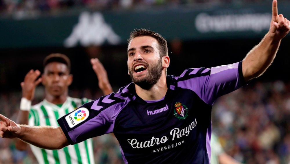 El centrocampista del Valladolid, Antonio Jesús Regal "Antoñito", celebra su gol anotado frente al Betis.