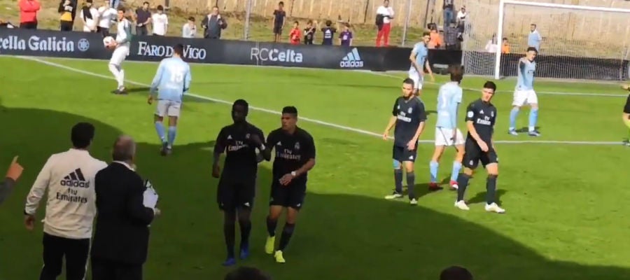 Vinicius se señala el escudo tras su expulsión Vinicius se señala el escudo tras su expulsión