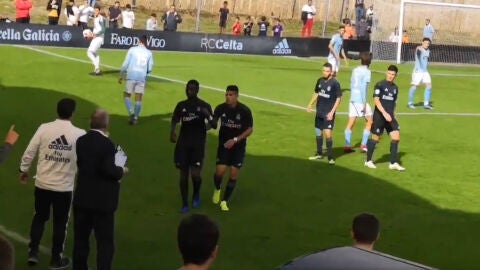 Vinicius se se&ntilde;ala el escudo tras su expulsi&oacute;n