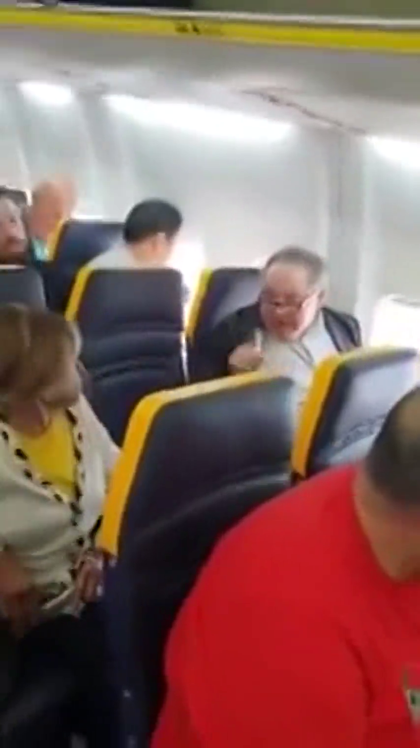 Barcelona denunciará un supuesto incidente racista en un avión de Ryanair Barcelona denunciará un supuesto incidente racista en un avión de Ryanair