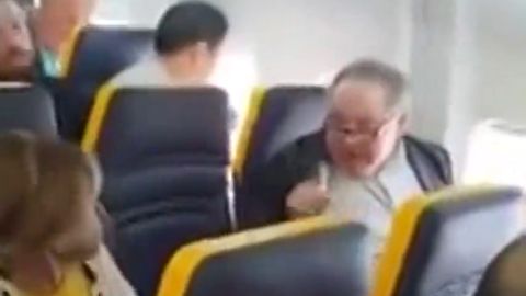 La indignante reacci&oacute;n de un pasajero de Ryanair tras sentarse una mujer negra a su lado: "No me hables un puto idioma extranjero, puta vaca fea"
