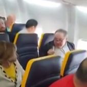 La indignante reacción de un pasajero de Ryanair tras sentarse una mujer negra a su lado: "No me hables un puto idioma extranjero, puta vaca fea"