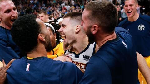 Juancho Hernang&oacute;mez celebra la victoria de los Nuggets