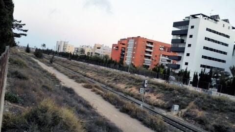 V&iacute;as del tren a su paso por el barrio Altabix-Universidad de Elche.