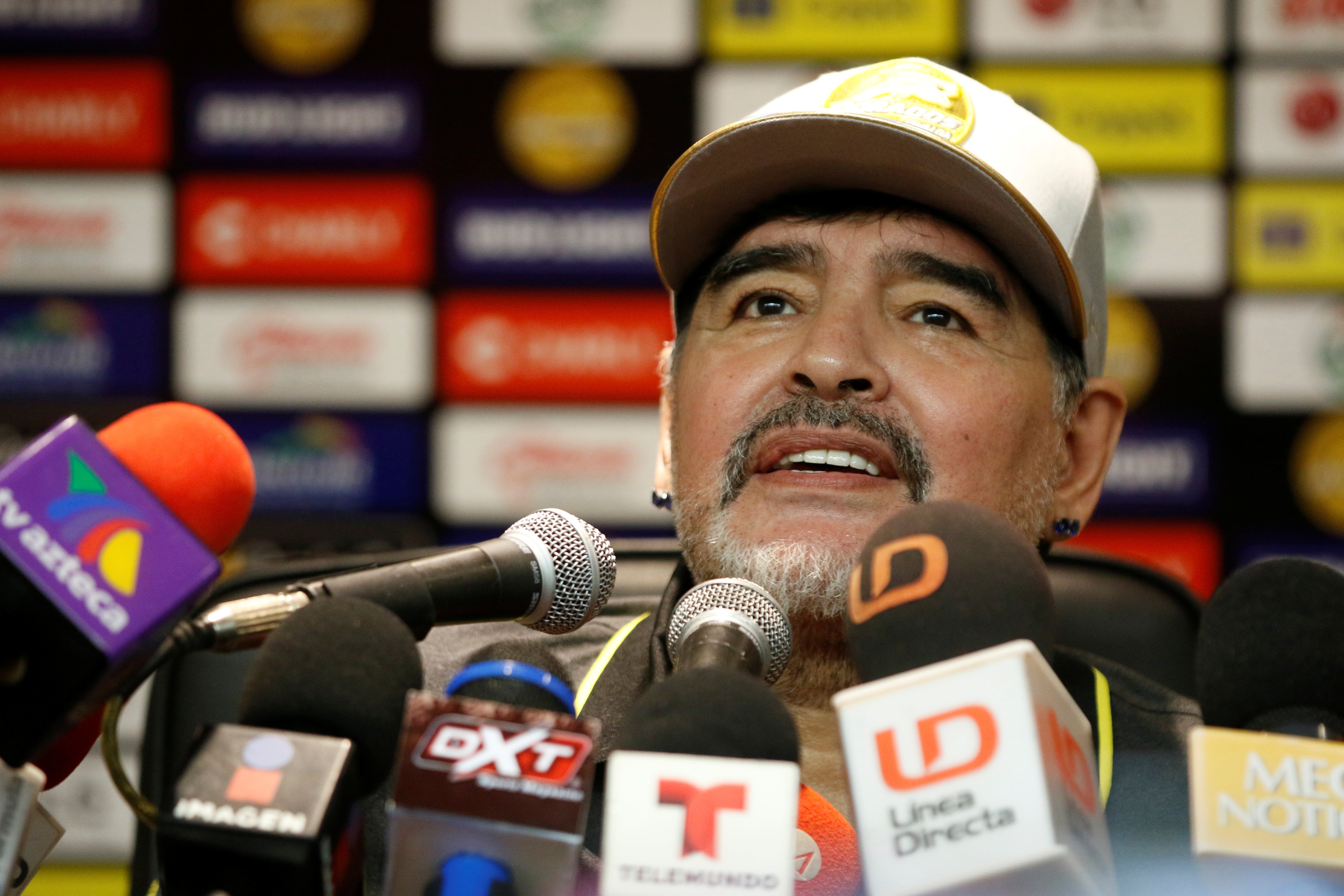 Maradona niega que haya criticado a Messi: "Nunca le nombré, la amistad que tengo con él es más grande que lo que escriban" Maradona niega que haya criticado a Messi: "Nunca le nombré, la amistad que tengo con él es más grande que lo que escriban"