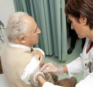 Un ciudadano se vacuna contra la gripe Un ciudadano se vacuna contra la gripe