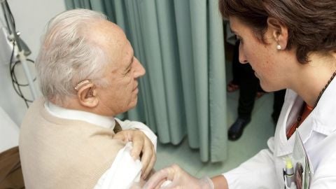 Un ciudadano se vacuna contra la gripe