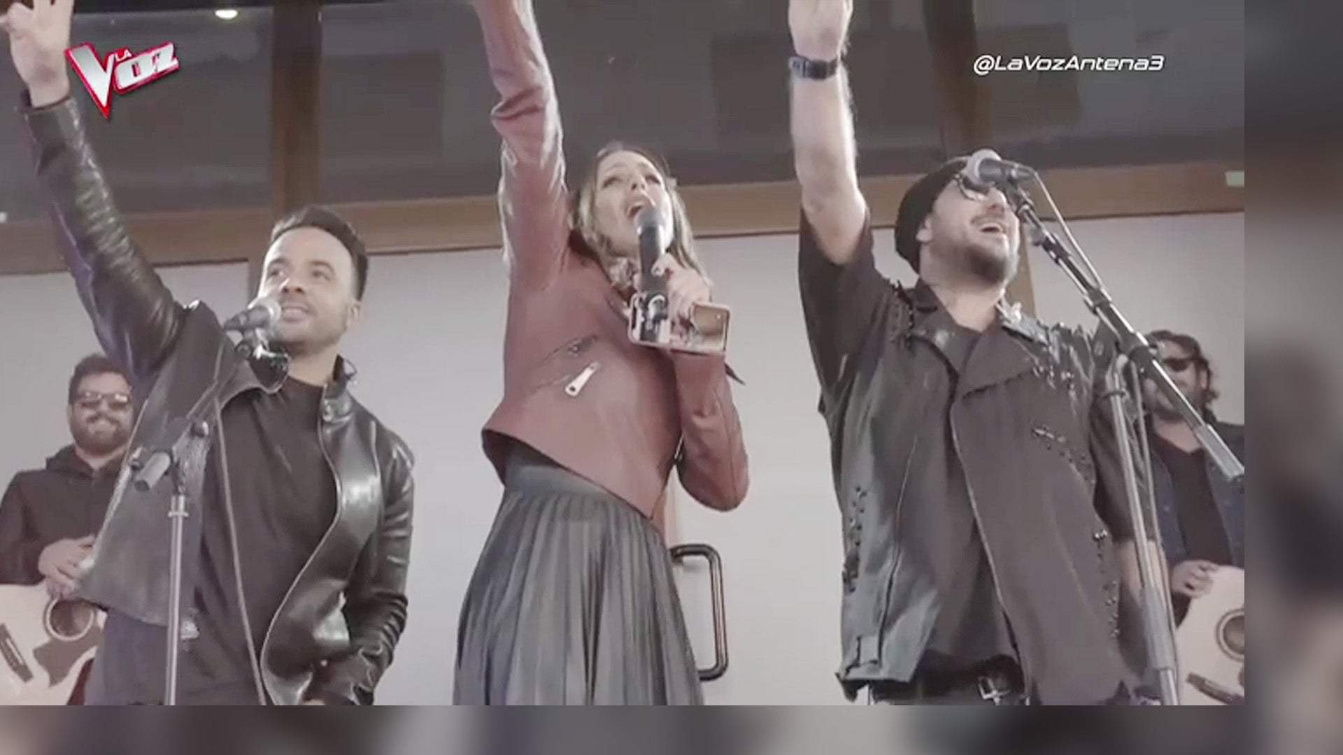 Luis Fonsi y Antonio Orozco sorprenden a los fans de La Voz con un concierto improvisado en Madrid Luis Fonsi y Antonio Orozco sorprenden a los fans de La Voz con un concierto improvisado en Madrid