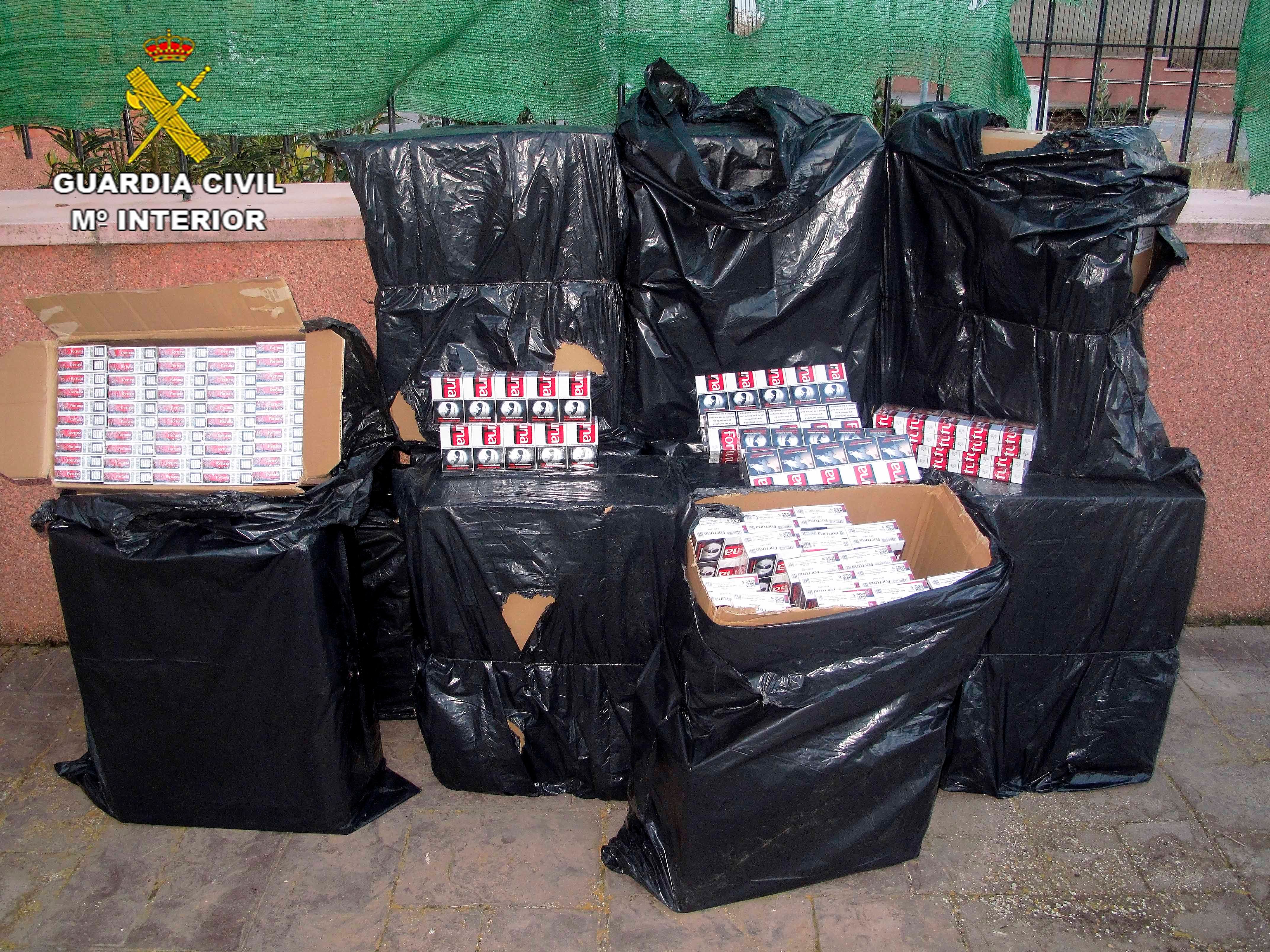 La Guardia Civil aprehende 6.500 cajetillas de tabaco en la autovía de Andalucía La Guardia Civil aprehende 6.500 cajetillas de tabaco en la autovía de Andalucía
