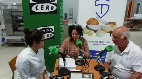 Sobrina de Las Trejas - Cádiz en la Onda Hoy emitimos en directo nuestro Cádiz en la Onda desde Sobrina de las Trejas en Medina Sidonia. Carmen Paúl entrevista, entre otras personalidades de Medina, a Fermín Mesa y su equipo, quienes nos reciben en su obrador con el mimo propio de la elaboración de sus productos.