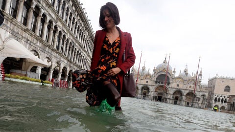 Una mujer camina por el centro de Venecia, que tienes sus calles inundadas por las fuertes lluvias