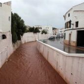 Vista del torrente de agua por las calles de la localidad menorquina de Es Mercadal