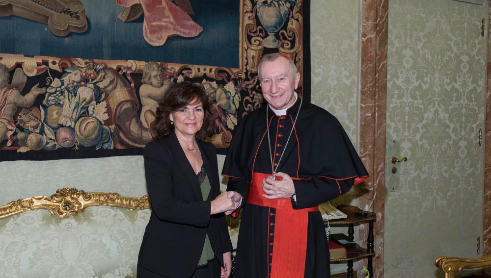 La vicepresidenta Carmen Calvo y el cardenal Pietro Parolin