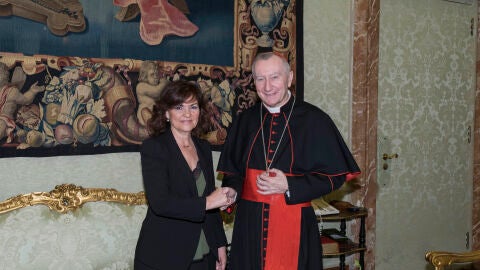 La vicepresidenta Carmen Calvo y el cardenal Pietro Parolin