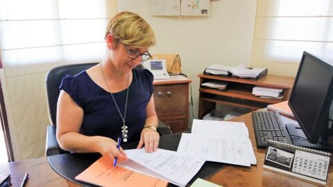Yolanda Seva, alcaldesa de Santa Pola, en su despacho