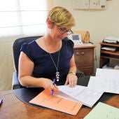 Yolanda Seva, alcaldesa de Santa Pola, en su despacho