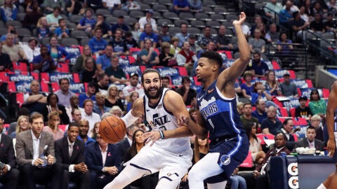 Ricky Rubio intenta entrar a canasta ante la defensa de Dennis Smith Jr.