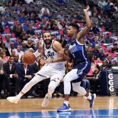 Ricky Rubio intenta entrar a canasta ante la defensa de Dennis Smith Jr.