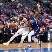 Ricky Rubio intenta entrar a canasta ante la defensa de Dennis Smith Jr. Ricky Rubio intenta entrar a canasta ante la defensa de Dennis Smith Jr.