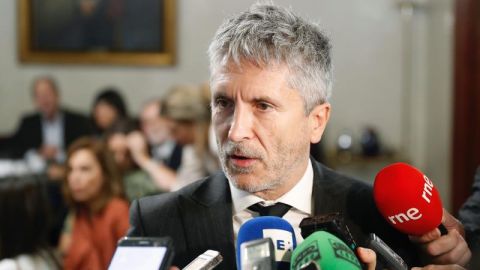 Fernando Grande-Marlaska atiende a los medios de comunicaci&oacute;n.