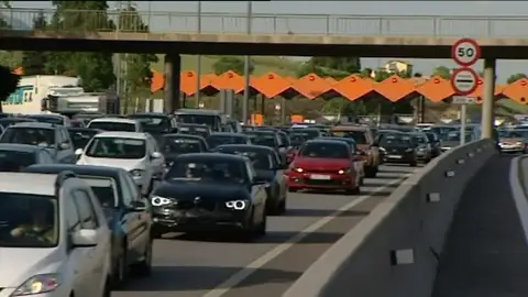 Las constructoras proponen peajes para terminar con los atascos en las ciudades de Madrid y Barcelona Las constructoras proponen peajes para terminar con los atascos en las ciudades de Madrid y Barcelona