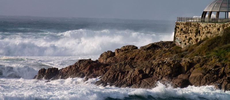 La borrasca "Herminia" deja todavía alerta roja en la costa de A Coruña La borrasca "Herminia" deja todavía alerta roja en la costa de A Coruña