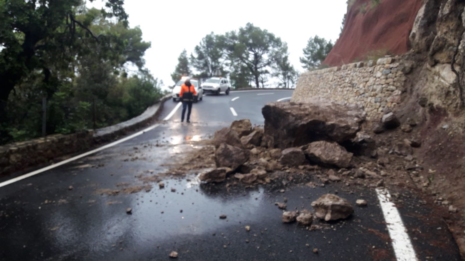 Cierran al tráfico tres tramos de carreteras en Mallorca por las lluvias Cierran al tráfico tres tramos de carreteras en Mallorca por las lluvias