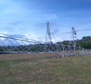 Uno de los postes de electricidad caídos tras el paso del "Cap de fibló" en Menorca Uno de los postes de electricidad caídos tras el paso del "Cap de fibló" en Menorca
