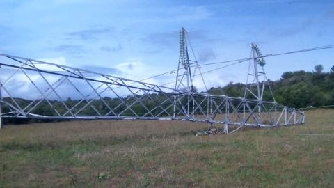 Uno de los postes de electricidad ca&iacute;dos tras el paso del "Cap de fibl&oacute;" en Menorca